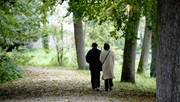 To ældre mennesker går en tur i skoven